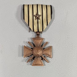 CROIX DE GUERRE DATEE AU DOS 1939-1940 RUBAN DE VICHY AVEC UNE ETOILE POUR UNE CITATION A L'ORDRE DU REGIMENT CAMPAGNE 1939-40