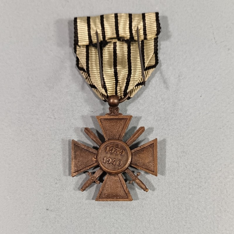 CROIX DE GUERRE DATEE AU DOS 1939-1940 RUBAN DE VICHY AVEC UNE ETOILE POUR UNE CITATION A L'ORDRE DU REGIMENT CAMPAGNE 1939-40