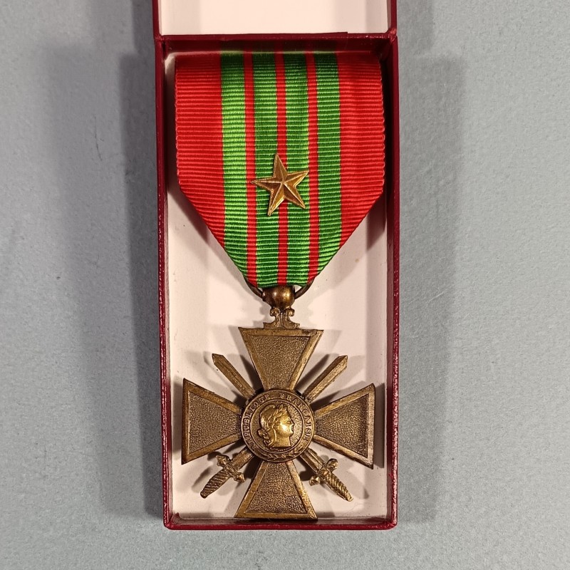 CROIX DE GUERRE DATEE 1939-1945 AVEC UNE ETOILE POUR UNE CITATION A L'ORDRE DU REGIMENT NEUVE DE STOCK EN BOITE CARTON