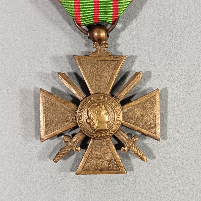 CROIX DE GUERRE DATEE 1939-1945 AVEC UNE ETOILE POUR UNE CITATION A L'ORDRE DU REGIMENT NEUVE DE STOCK EN BOITE CARTON