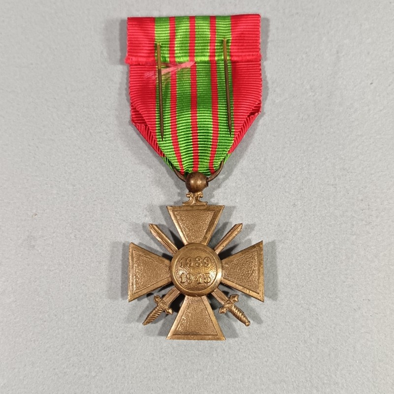 CROIX DE GUERRE DATEE 1939-1945 AVEC UNE ETOILE POUR UNE CITATION A L'ORDRE DU REGIMENT NEUVE DE STOCK EN BOITE CARTON