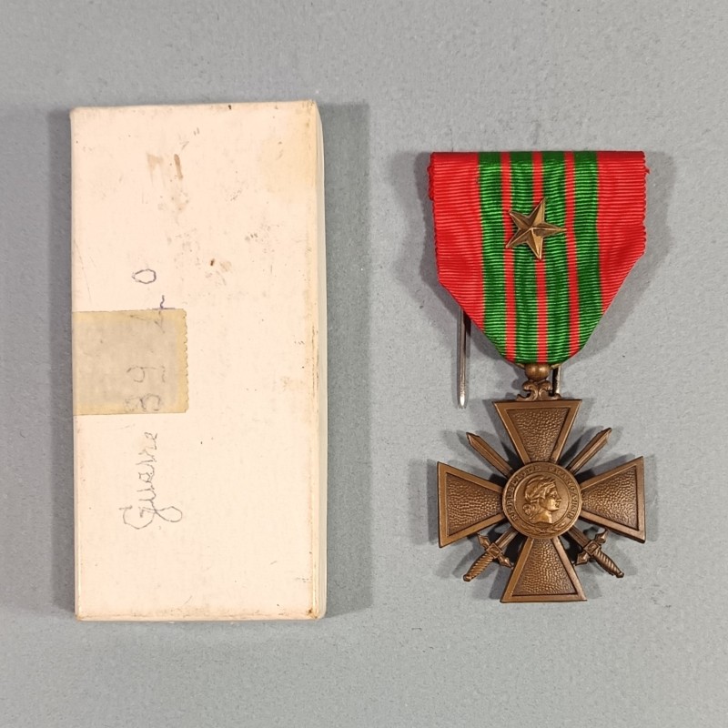 CROIX DE GUERRE DATEE 1939 AVEC UNE ETOILE POUR UNE CITATION A L'ORDRE DU REGIMENT NEUVE EN BOITE CARTON
