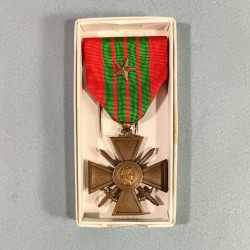 CROIX DE GUERRE DATEE 1939 AVEC UNE ETOILE POUR UNE CITATION A L'ORDRE DU REGIMENT NEUVE EN BOITE CARTON