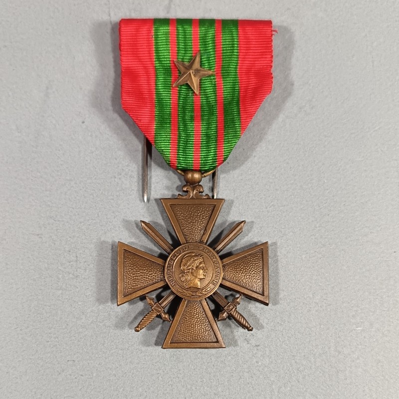 CROIX DE GUERRE DATEE 1939 AVEC UNE ETOILE POUR UNE CITATION A L'ORDRE DU REGIMENT NEUVE EN BOITE CARTON