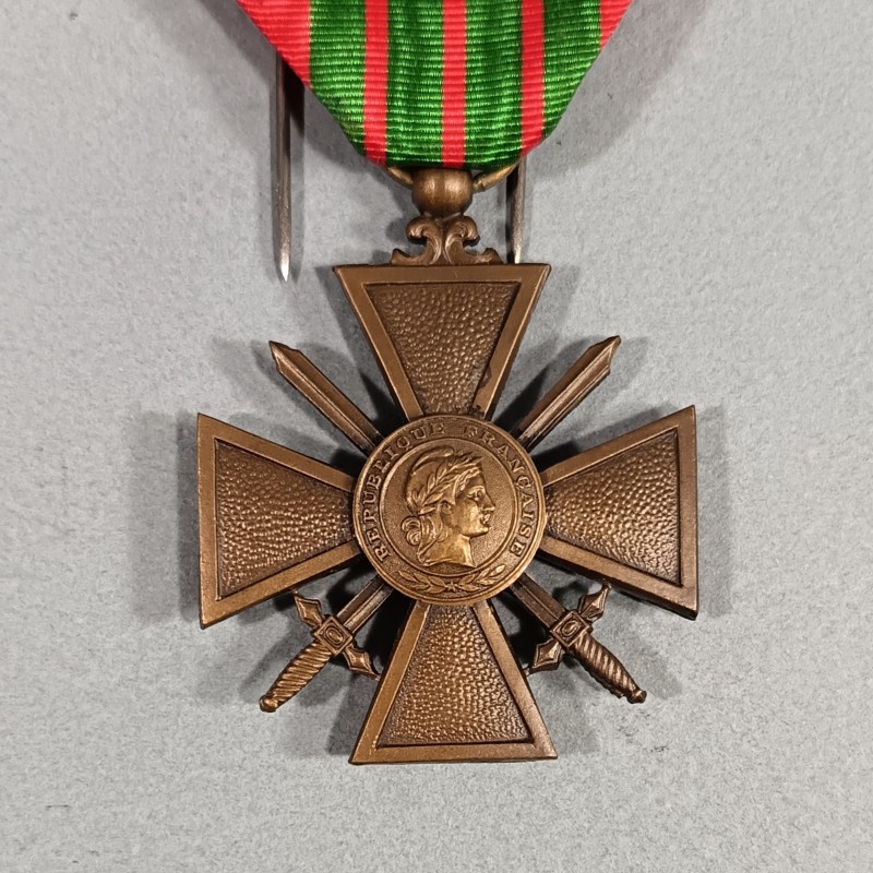 CROIX DE GUERRE DATEE 1939 AVEC UNE ETOILE POUR UNE CITATION A L'ORDRE DU REGIMENT NEUVE EN BOITE CARTON