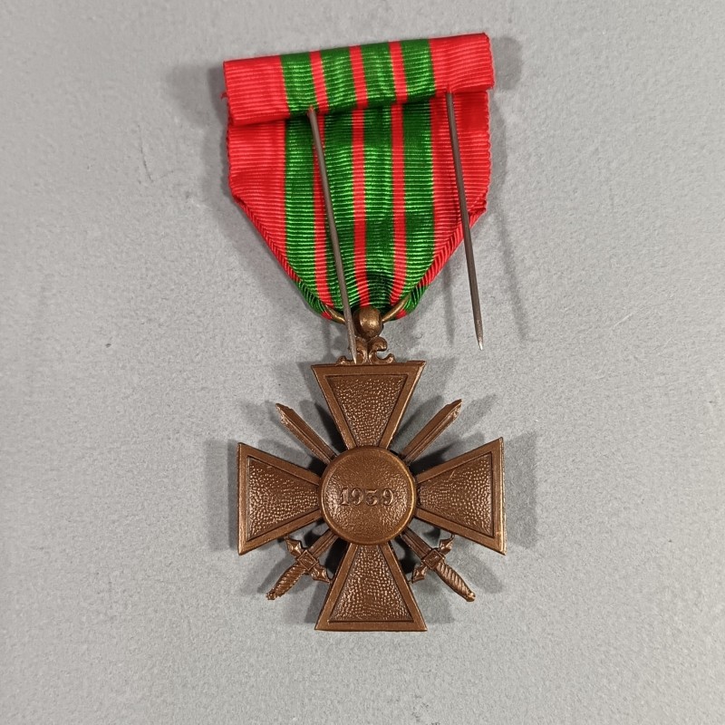 CROIX DE GUERRE DATEE 1939 AVEC UNE ETOILE POUR UNE CITATION A L'ORDRE DU REGIMENT NEUVE EN BOITE CARTON