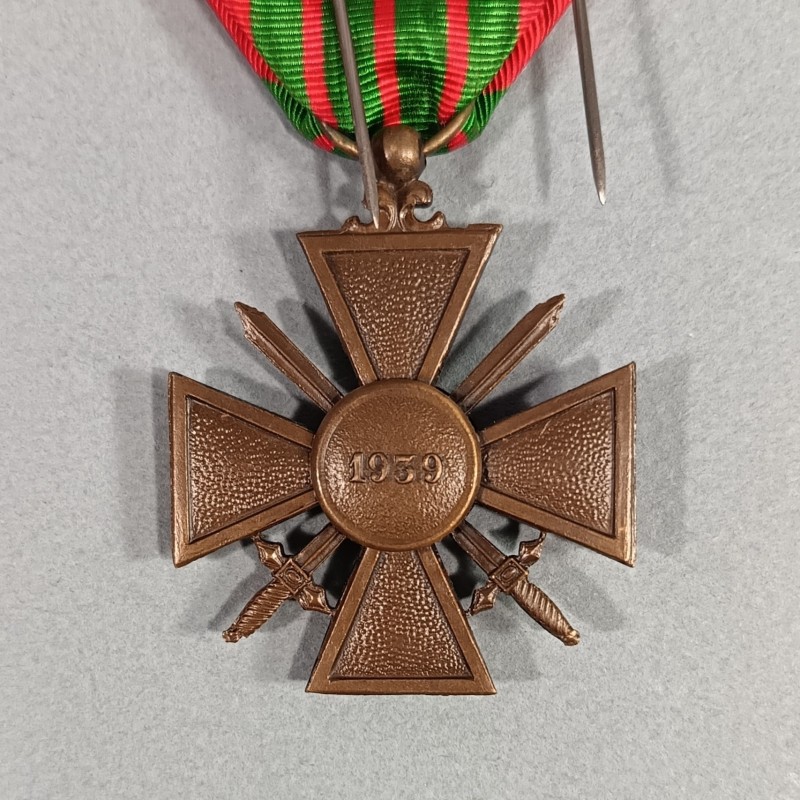CROIX DE GUERRE DATEE 1939 AVEC UNE ETOILE POUR UNE CITATION A L'ORDRE DU REGIMENT NEUVE EN BOITE CARTON
