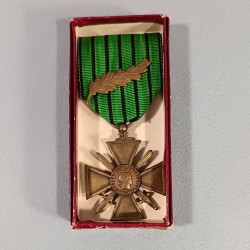 CROIX DE GUERRE DATEE AU DOS 1939-1940 RUBAN DE VICHY AVEC UNE ETOILE POUR UNE CITATION A L'ORDRE DU REGIMENT CAMPAGNE 1939-40