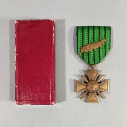 CROIX DE GUERRE DATEE AU DOS 1939-1940 RUBAN DE VICHY AVEC UNE ETOILE POUR UNE CITATION A L'ORDRE DU REGIMENT CAMPAGNE 1939-40