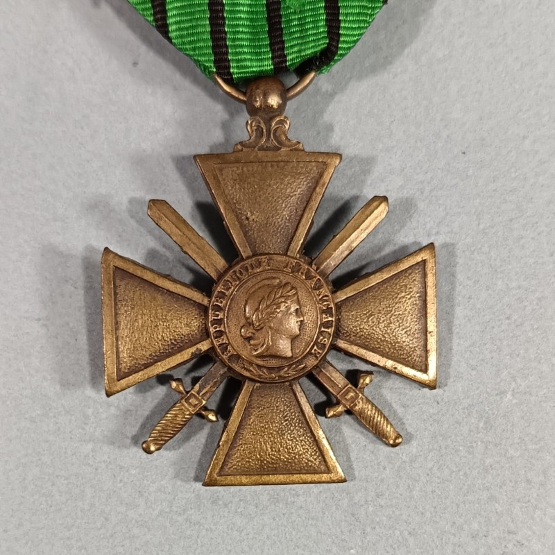 CROIX DE GUERRE DATEE AU DOS 1939-1940 RUBAN DE VICHY AVEC UNE ETOILE POUR UNE CITATION A L'ORDRE DU REGIMENT CAMPAGNE 1939-40