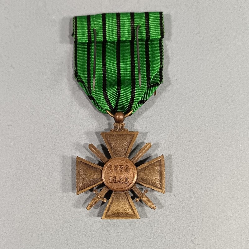 CROIX DE GUERRE DATEE AU DOS 1939-1940 RUBAN DE VICHY AVEC UNE ETOILE POUR UNE CITATION A L'ORDRE DU REGIMENT CAMPAGNE 1939-40