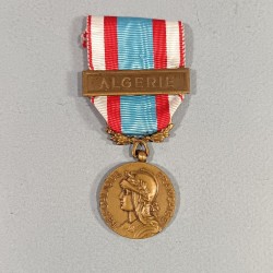 MEDAILLE COMMEMORATIVE D'AFRIQUE DU NORD AVEC BARRETTE ALGERIE SECOND MODELE A PARTIR DE 1958 OPERATIONS DE SECURITE