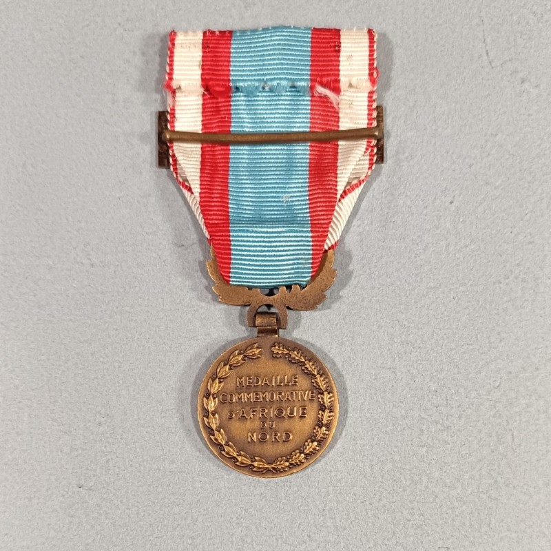 MEDAILLE COMMEMORATIVE D'AFRIQUE DU NORD AVEC BARRETTE ALGERIE PREMIER MODELE FABRICATION ARTHUS BERTRAND