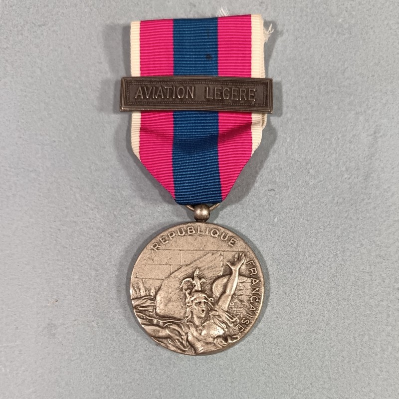 FRANCE MEDAILLE DE LA DEFENSE NATIONALE FRANCAISE CLASSE ARGENT AVEC BARRETTE AVIATION LEGERE ALAT MODELE PRECOCE