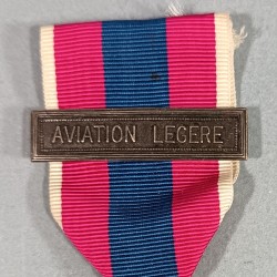 FRANCE MEDAILLE DE LA DEFENSE NATIONALE FRANCAISE CLASSE ARGENT AVEC BARRETTE AVIATION LEGERE ALAT MODELE PRECOCE