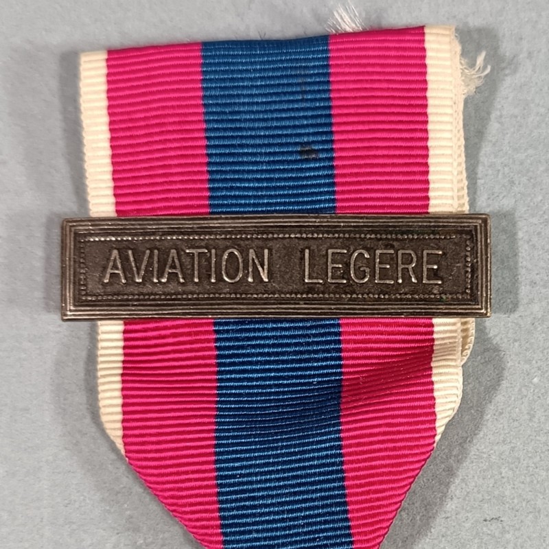 FRANCE MEDAILLE DE LA DEFENSE NATIONALE FRANCAISE CLASSE ARGENT AVEC BARRETTE AVIATION LEGERE ALAT MODELE PRECOCE