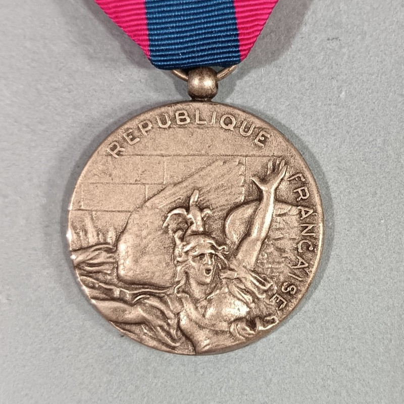 FRANCE MEDAILLE DE LA DEFENSE NATIONALE FRANCAISE CLASSE ARGENT AVEC BARRETTE AVIATION LEGERE ALAT MODELE PRECOCE