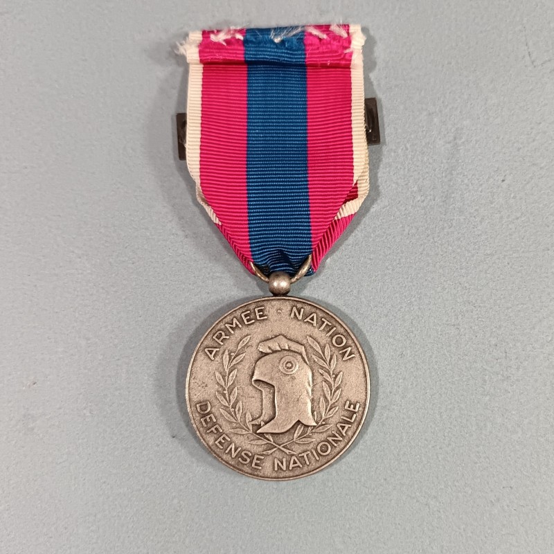 FRANCE MEDAILLE DE LA DEFENSE NATIONALE FRANCAISE CLASSE ARGENT AVEC BARRETTE AVIATION LEGERE ALAT MODELE PRECOCE