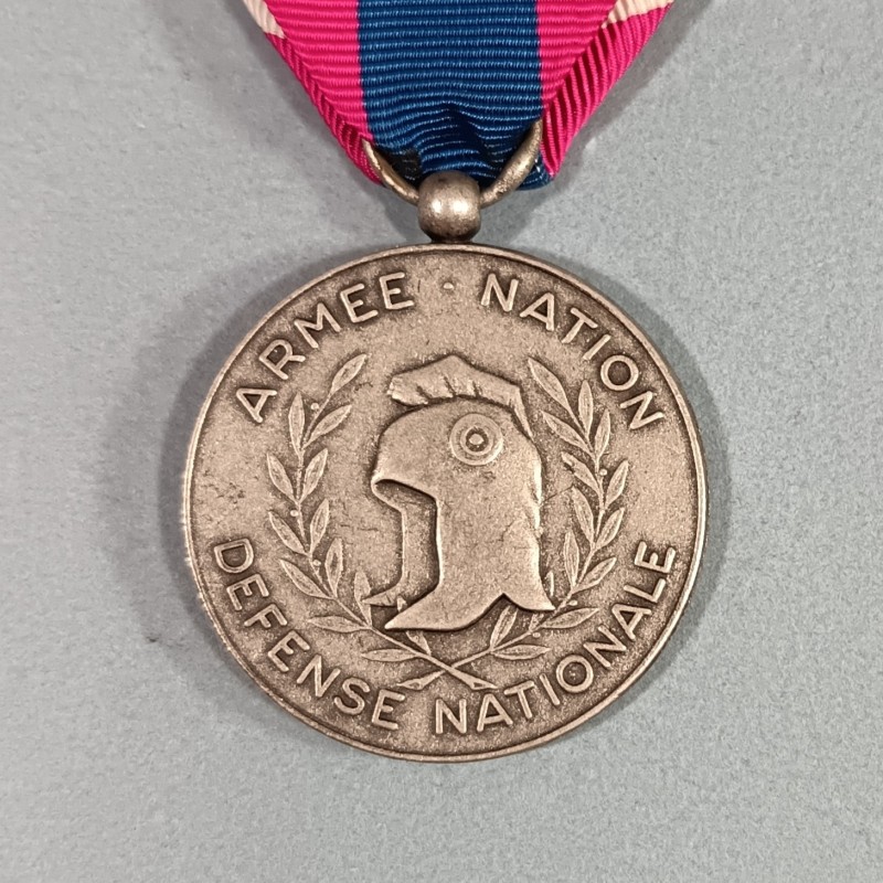 FRANCE MEDAILLE DE LA DEFENSE NATIONALE FRANCAISE CLASSE ARGENT AVEC BARRETTE AVIATION LEGERE ALAT MODELE PRECOCE
