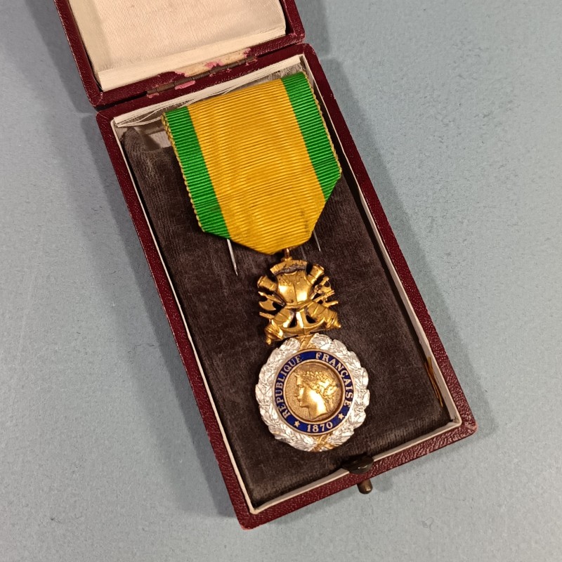 FRANCE ORDRE DE LA MEDAILLE MILITAIRE 3 ème REPUBLIQUE 1870 VALEUR ET DISCIPLINE EN ARGENT DANS SA BOITE