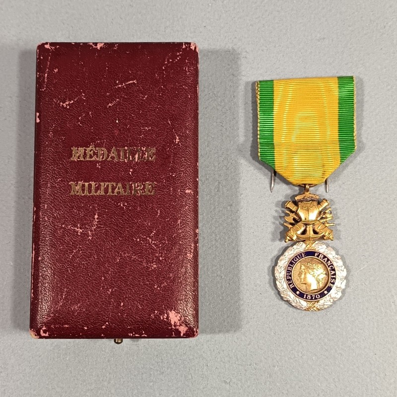 FRANCE ORDRE DE LA MEDAILLE MILITAIRE 3 ème REPUBLIQUE 1870 VALEUR ET DISCIPLINE EN ARGENT DANS SA BOITE