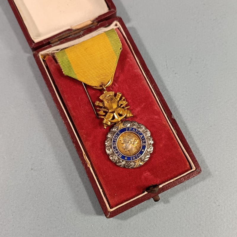 FRANCE ORDRE DE LA MEDAILLE MILITAIRE 3 ème REPUBLIQUE 1870 VALEUR ET DISCIPLINE EN ARGENT DANS SA BOITE