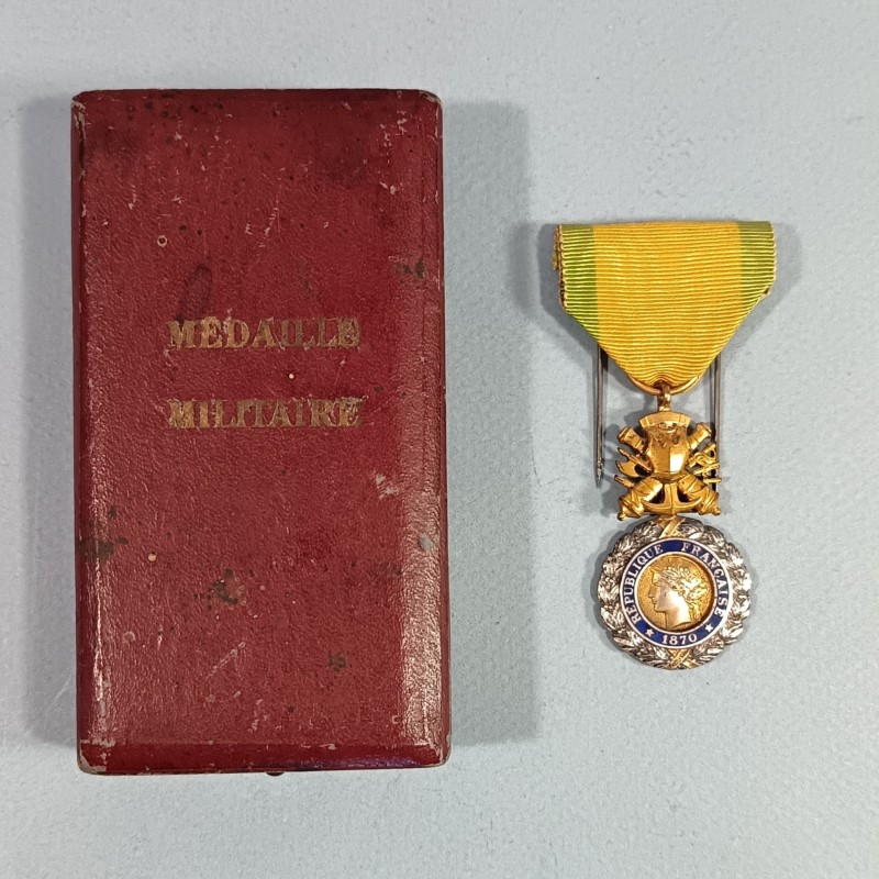 FRANCE ORDRE DE LA MEDAILLE MILITAIRE 3 ème REPUBLIQUE 1870 VALEUR ET DISCIPLINE EN ARGENT DANS SA BOITE