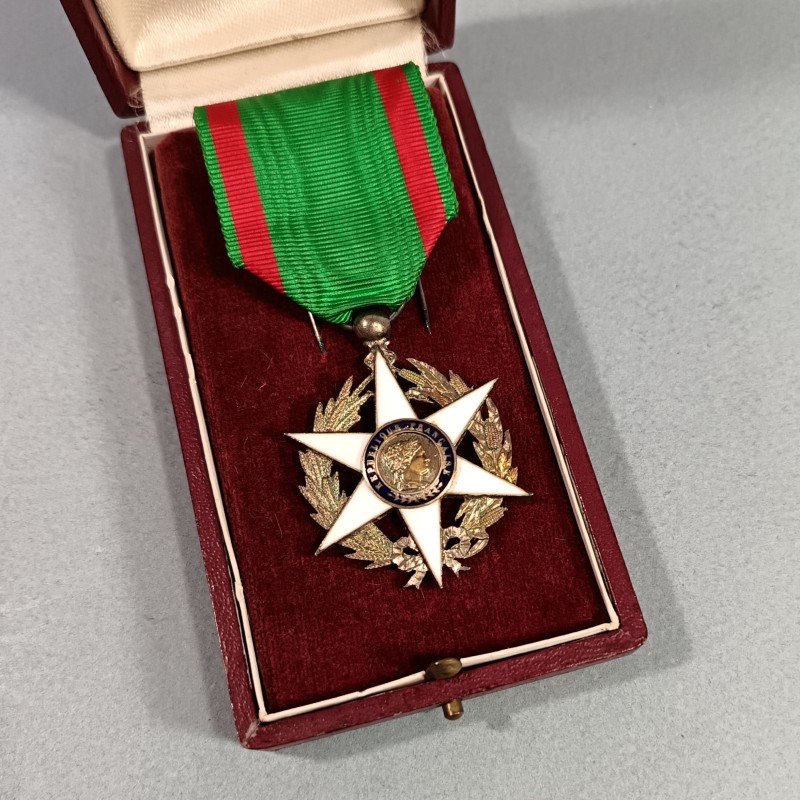 MEDAILLE DE CHEVALIER DE L'ORDRE DU MERITE AGRICOLE FABRICATION EN ARGENT EN COFFRET