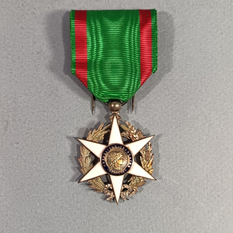 MEDAILLE DE CHEVALIER DE L'ORDRE DU MERITE AGRICOLE FABRICATION EN ARGENT EN COFFRET