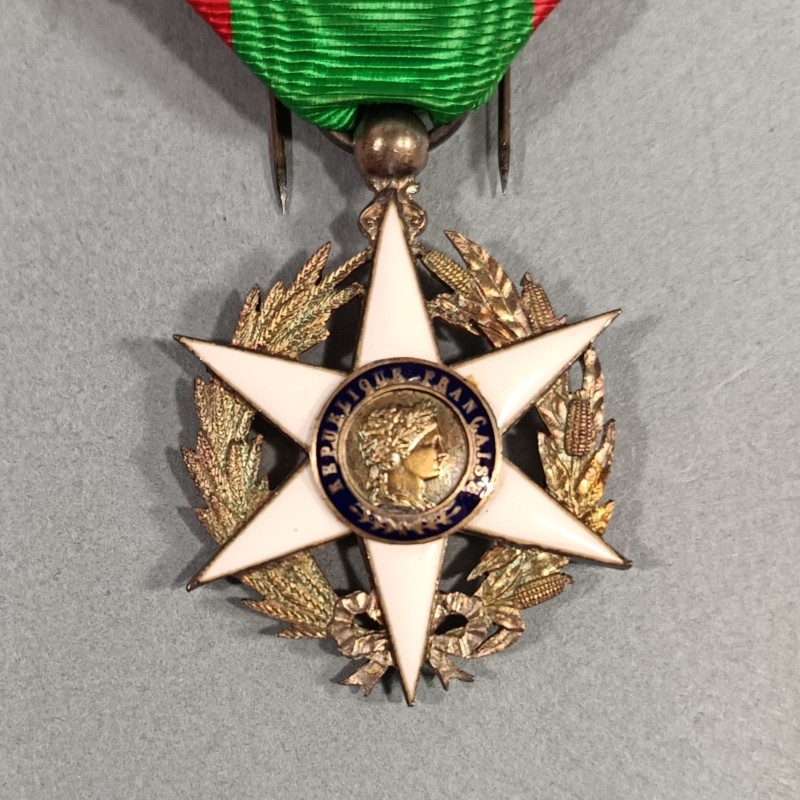 MEDAILLE DE CHEVALIER DE L'ORDRE DU MERITE AGRICOLE FABRICATION EN ARGENT EN COFFRET