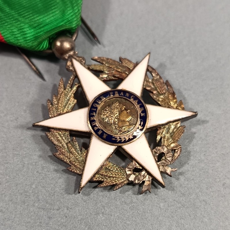 MEDAILLE DE CHEVALIER DE L'ORDRE DU MERITE AGRICOLE FABRICATION EN ARGENT EN COFFRET