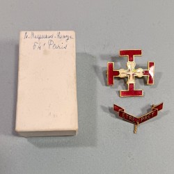 PAIR D'INSIGNES SCOUTS DE FRANCE POUR CHAPEAU FABRICATION CHOBILLON DEPOSE ANNEES 1920 1940