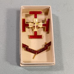 PAIR D'INSIGNES SCOUTS DE FRANCE POUR CHAPEAU FABRICATION CHOBILLON DEPOSE ANNEES 1920 1940