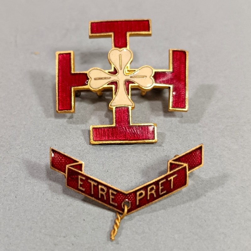 PAIR D'INSIGNES SCOUTS DE FRANCE POUR CHAPEAU FABRICATION CHOBILLON DEPOSE ANNEES 1920 1940