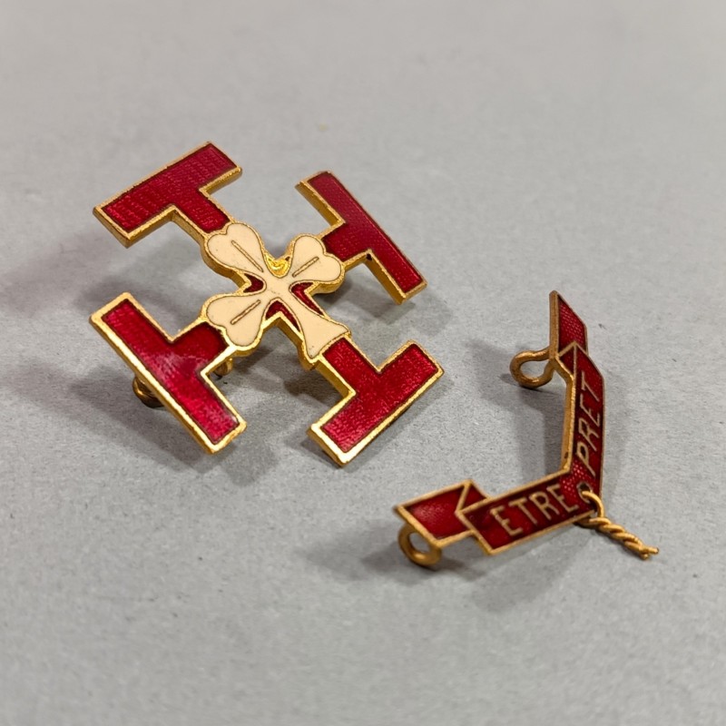 PAIR D'INSIGNES SCOUTS DE FRANCE POUR CHAPEAU FABRICATION CHOBILLON DEPOSE ANNEES 1920 1940