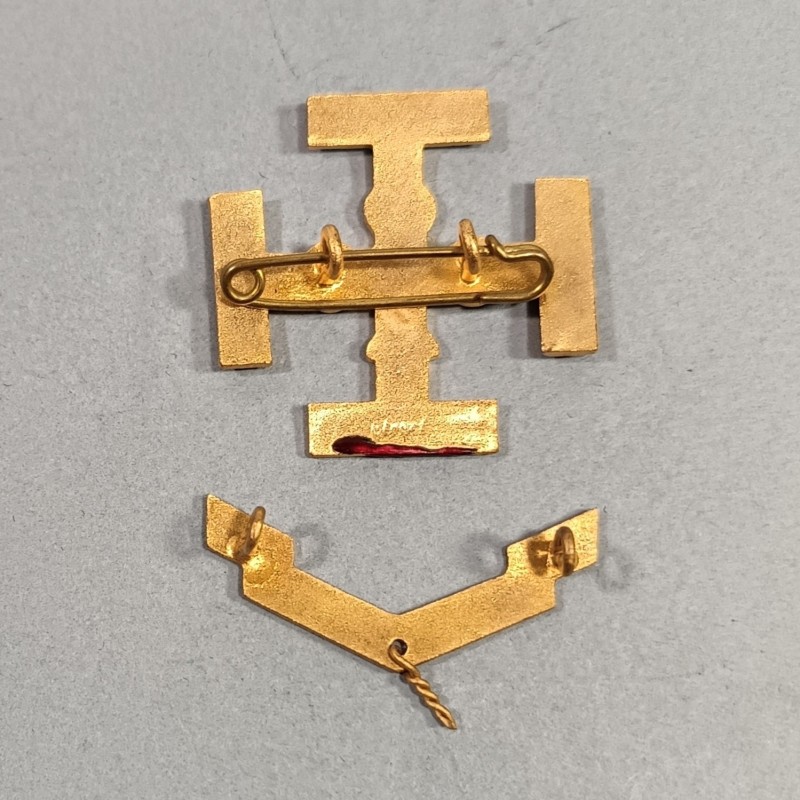 PAIR D'INSIGNES SCOUTS DE FRANCE POUR CHAPEAU FABRICATION CHOBILLON DEPOSE ANNEES 1920 1940