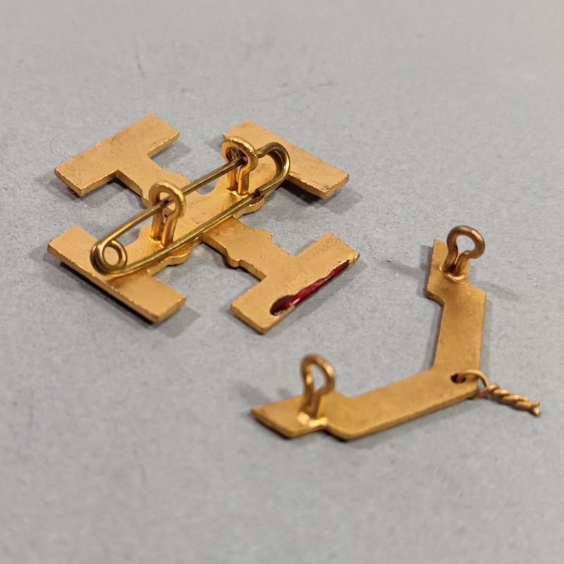 PAIR D'INSIGNES SCOUTS DE FRANCE POUR CHAPEAU FABRICATION CHOBILLON DEPOSE ANNEES 1920 1940