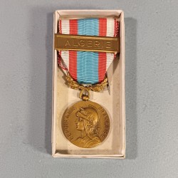 MEDAILLE COMMEMORATIVE D'AFRIQUE DU NORD AVEC BARRETTE ALGERIE SECOND MODELE A PARTIR DE 1958 OPERATIONS DE SECURITE