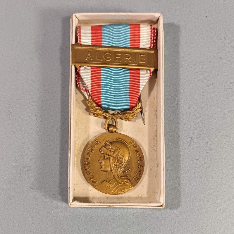 MEDAILLE COMMEMORATIVE D'AFRIQUE DU NORD AVEC BARRETTE ALGERIE SECOND MODELE A PARTIR DE 1958 OPERATIONS DE SECURITE
