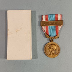 MEDAILLE COMMEMORATIVE D'AFRIQUE DU NORD AVEC BARRETTE ALGERIE SECOND MODELE A PARTIR DE 1958 OPERATIONS DE SECURITE