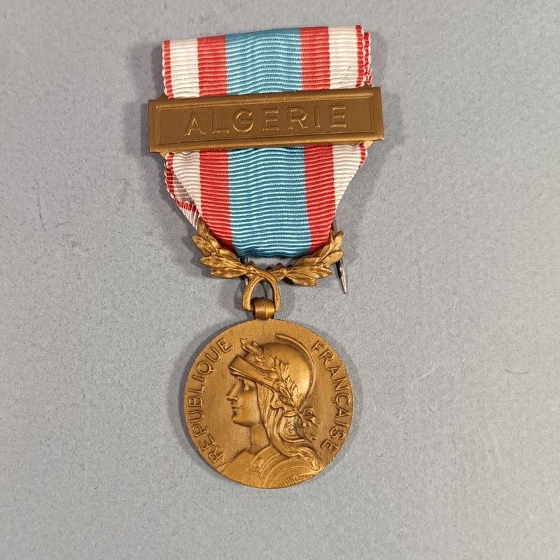 MEDAILLE COMMEMORATIVE D'AFRIQUE DU NORD AVEC BARRETTE ALGERIE SECOND MODELE A PARTIR DE 1958 OPERATIONS DE SECURITE