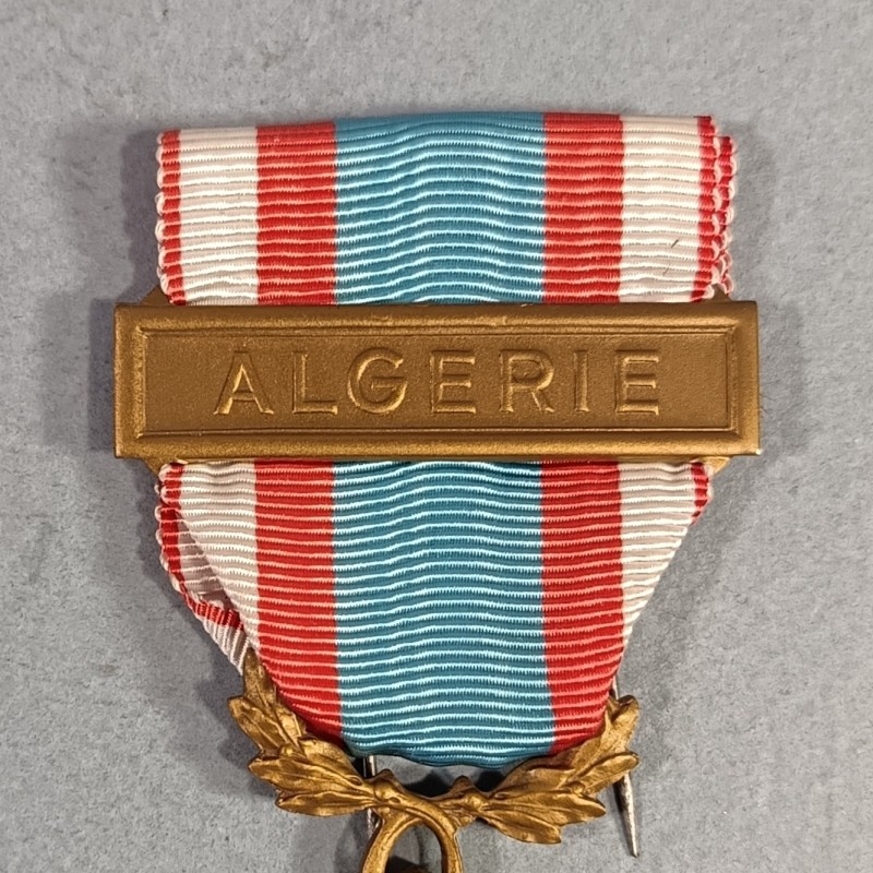 MEDAILLE COMMEMORATIVE D'AFRIQUE DU NORD AVEC BARRETTE ALGERIE SECOND MODELE A PARTIR DE 1958 OPERATIONS DE SECURITE