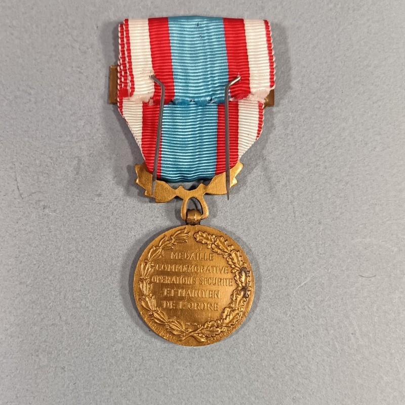 MEDAILLE COMMEMORATIVE D'AFRIQUE DU NORD AVEC BARRETTE ALGERIE SECOND MODELE A PARTIR DE 1958 OPERATIONS DE SECURITE
