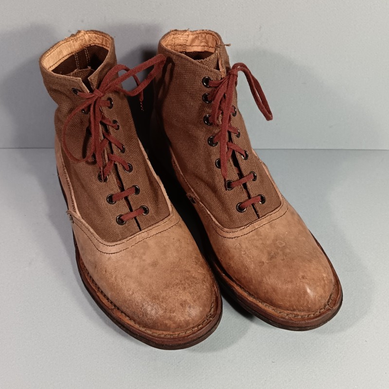PAIRE DE BRODEQUINS FRANCAIS TOILE ET CUIR DE TYPE AFRIKAKORPS FABRICATION ALLEMANDE DEDOMMAGEMENT DE GUERRE