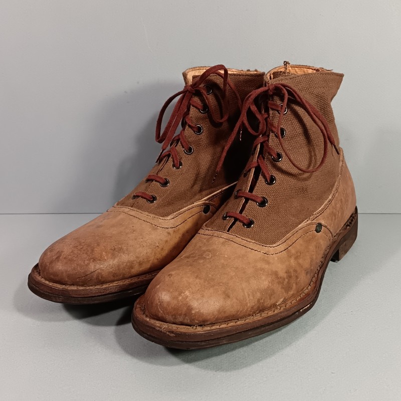 PAIRE DE BRODEQUINS FRANCAIS TOILE ET CUIR DE TYPE AFRIKAKORPS FABRICATION ALLEMANDE DEDOMMAGEMENT DE GUERRE