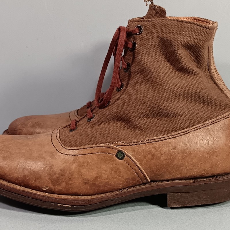 PAIRE DE BRODEQUINS FRANCAIS TOILE ET CUIR DE TYPE AFRIKAKORPS FABRICATION ALLEMANDE DEDOMMAGEMENT DE GUERRE
