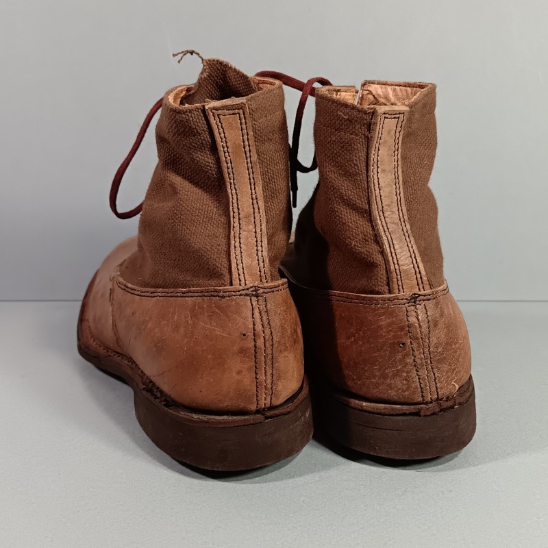 PAIRE DE BRODEQUINS FRANCAIS TOILE ET CUIR DE TYPE AFRIKAKORPS FABRICATION ALLEMANDE DEDOMMAGEMENT DE GUERRE