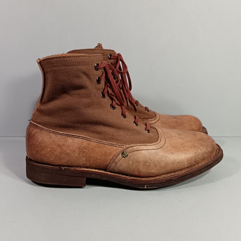 PAIRE DE BRODEQUINS FRANCAIS TOILE ET CUIR DE TYPE AFRIKAKORPS FABRICATION ALLEMANDE DEDOMMAGEMENT DE GUERRE