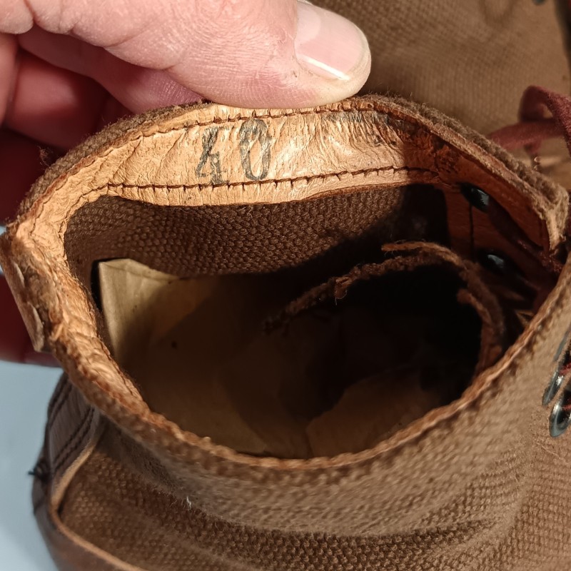 PAIRE DE BRODEQUINS FRANCAIS TOILE ET CUIR DE TYPE AFRIKAKORPS FABRICATION ALLEMANDE DEDOMMAGEMENT DE GUERRE