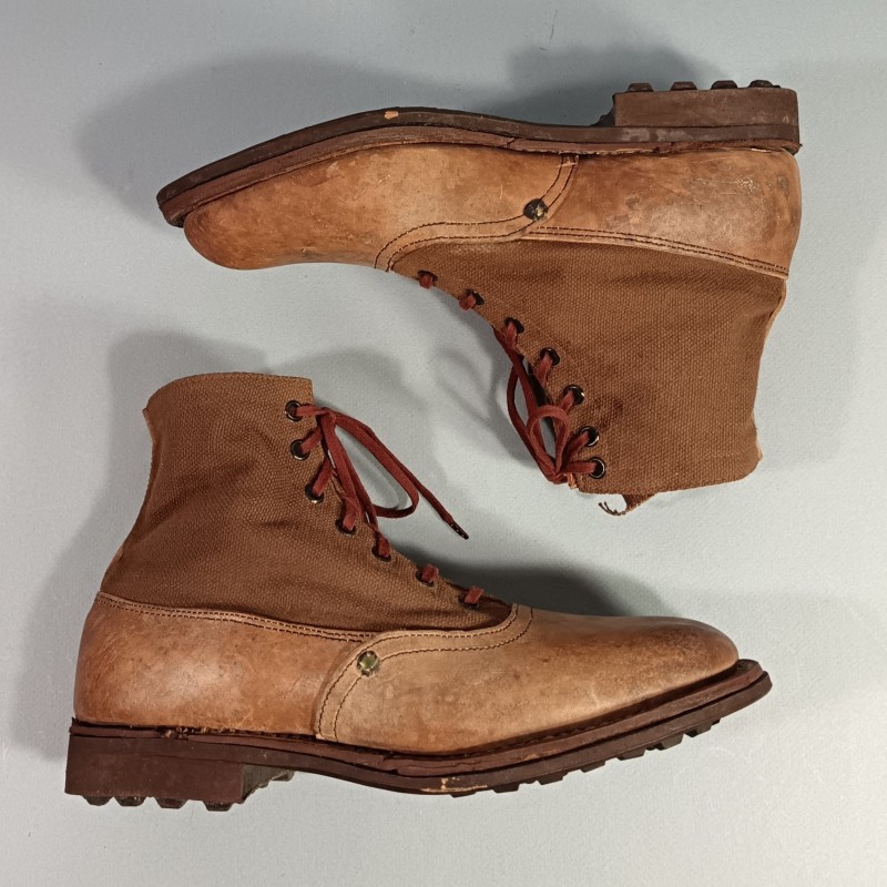 PAIRE DE BRODEQUINS FRANCAIS TOILE ET CUIR DE TYPE AFRIKAKORPS FABRICATION ALLEMANDE DEDOMMAGEMENT DE GUERRE